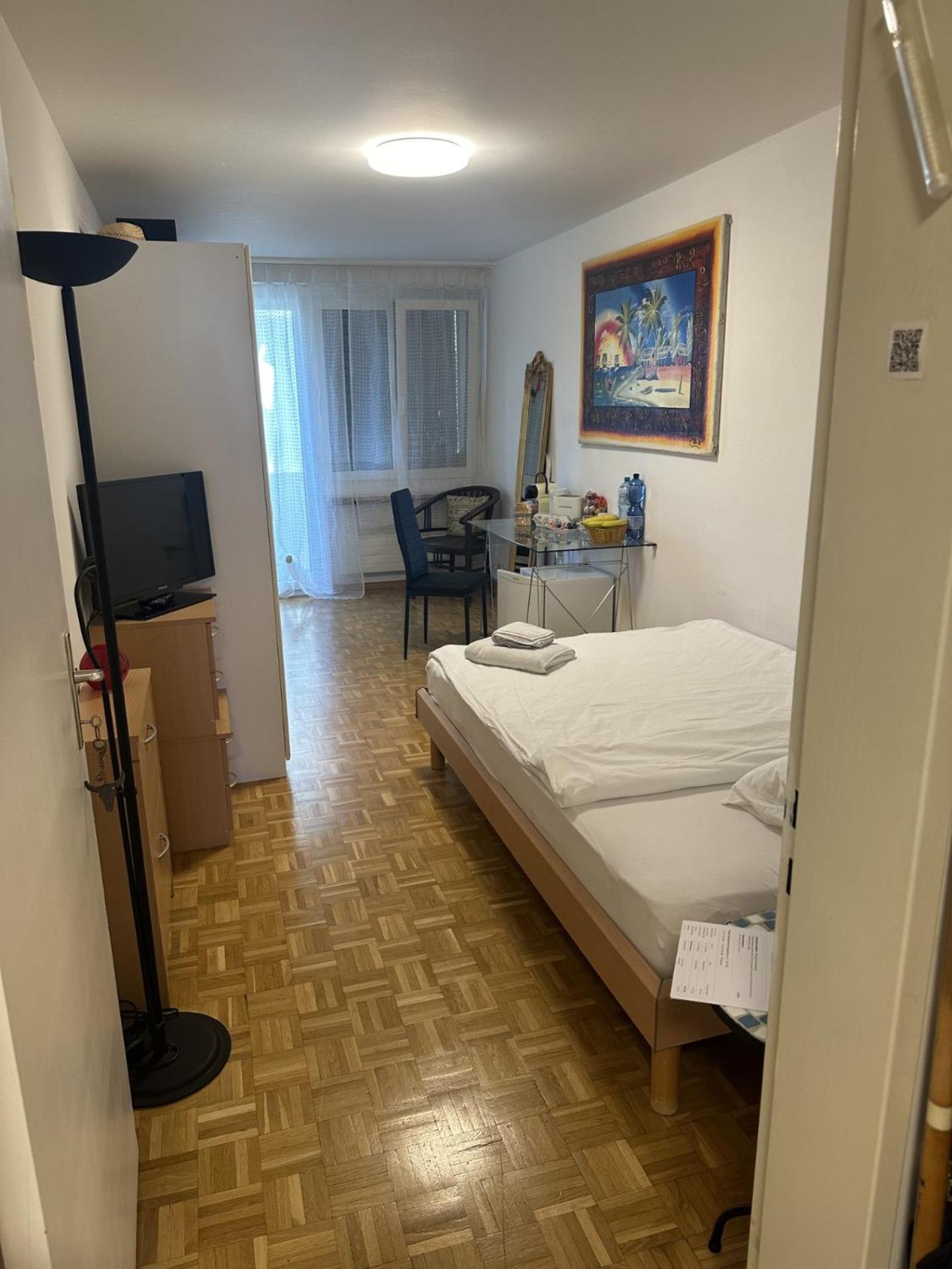 Schoenes Zimmer In Der City Basilea Esterno foto