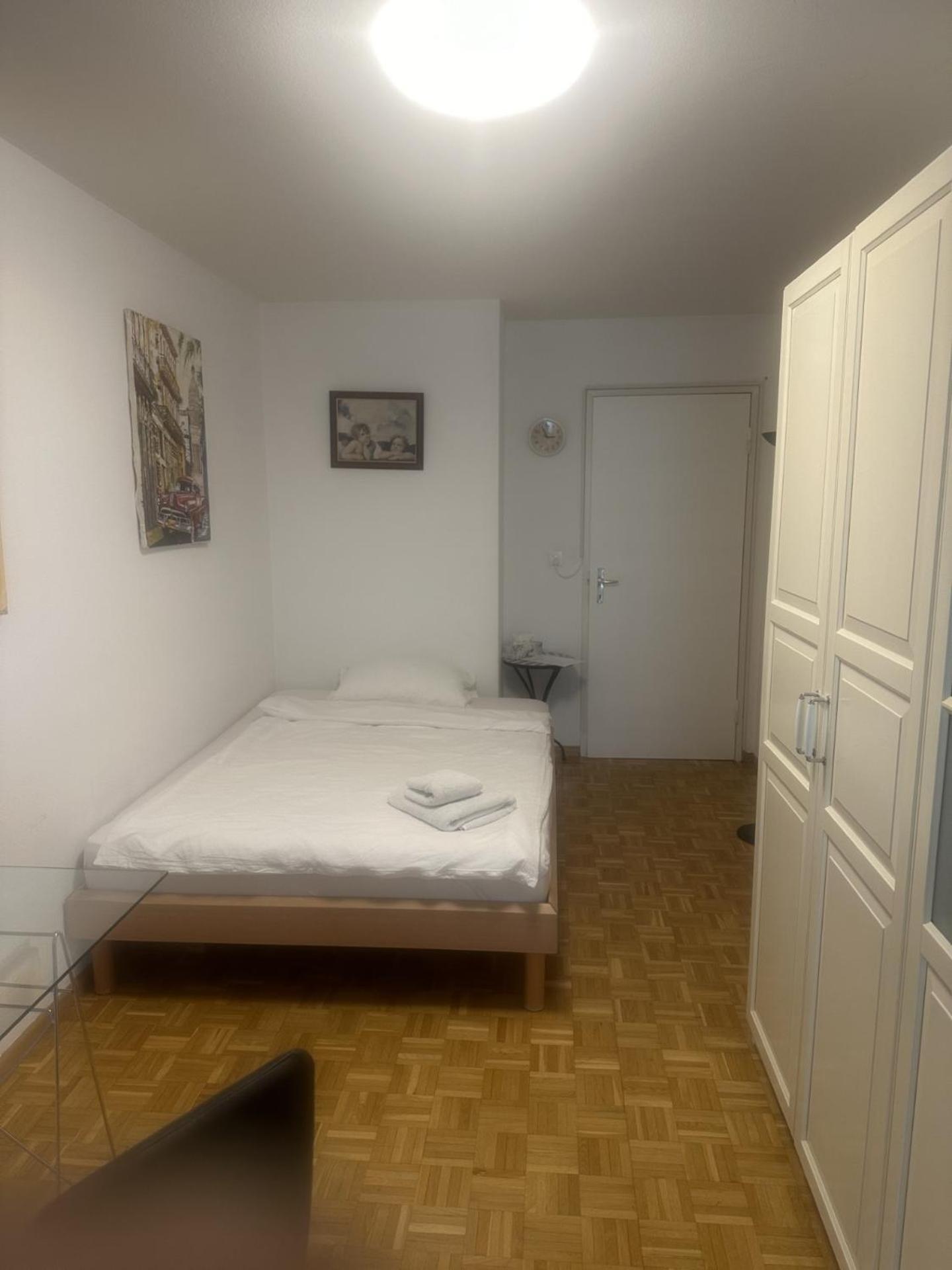 Schoenes Zimmer In Der City Basilea Esterno foto